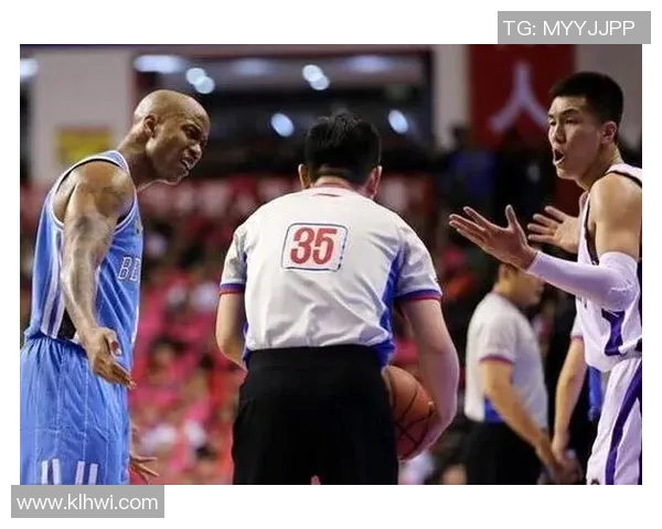 足球明星遭嘘声全场瞬间静默引发观众热议与反思