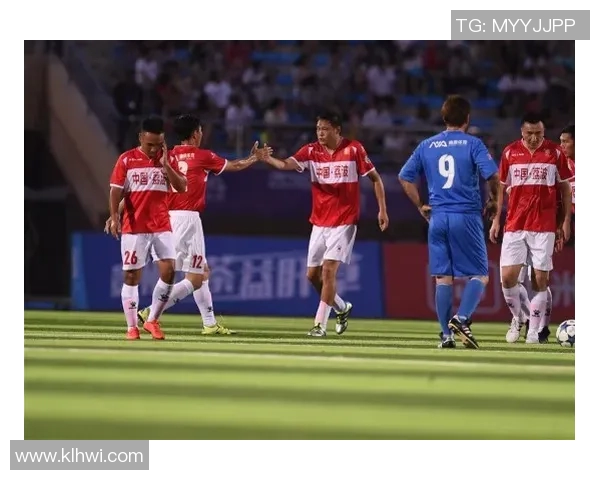 相差十四岁的足球明星之间的传奇对决与友谊故事