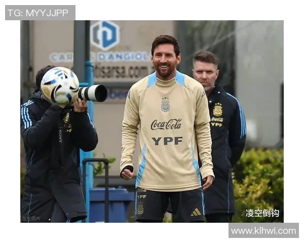 足球明星亲自将球衣赠送给热情球迷感动全场瞬间回顾