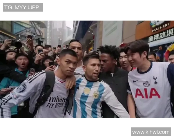 在球场上偶遇心目中的足球明星瞬间的激动与感动